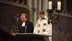 In &ouml;kumenischer Eintracht: Zum Schluss erteilen Pfarrer Klaus Thranberend und Stadtsuperintendent Bernhard Seiger den Segen. / &copy; Beatrice Tomasetti (DR)