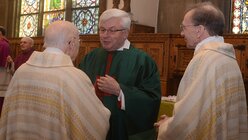 Offizial Dr. Günter Assenmacher gratuliert dem älteren Mitbruder Schnell zum 65-jährigen Priesterjubiläum / © Beatrice Tomasetti (DR)