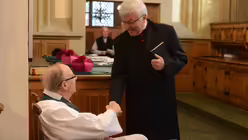 Offizial Dr. G&uuml;nter Assenmacher gratuliert Pr&auml;lat Feldhoff vor Gottesdienstbeginn zum Geburtstag. / &copy; Beatrice Tomasetti (DR)