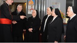 Offizieller Besuchstermin: Die Schwestern freuen sich im Jahr 2015 über den erzbischöflichen Gast aus Köln. / © Beatrice Tomsetti (DR)