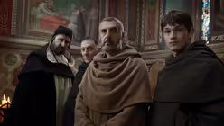 John Turturro (M) als William von Baskerville und Damian Hardung (r) als Adson von Melk in "Der Name der Rose" / &copy; 11 Marzo Film/Palomar/TMG/SKY (dpa)