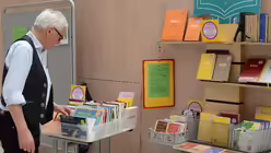 "Ohne B&uuml;cher ist der Glaube rudiment&auml;r", meint Martin Kraus, der Leselekt&uuml;re f&uuml;r zwischendurch an seinem Schriftenstand anbietet. / &copy; Beatrice Tomasetti (DR)