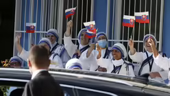 Ordensfrauen schwenken slowakische Fahnen zum Papstbesuch / &copy; Paul Haring/CNS photo (KNA)