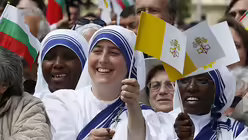 Ordensschwestern schwenken Vatikan-Fahnen / © Paul Haring (KNA)