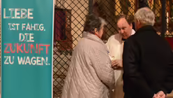 Paare aller Generationen lassen sich von der besonderen Gestaltung dieser Andacht im Dom ansprechen / &copy; Beatrice Tomasetti (DR)