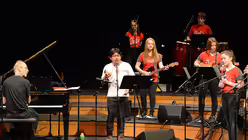 Pablo Raimondo aus El Salvador hat gemeinsam mit den "MusiCats" von der Liebfrauenschule Ratingen einen Song einstudiert. / &copy; Tomasetti (DR)