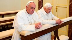 März 2013 Papst Franziskus und sein Vorgänger Benedikt XVI. beim gemeinsamen Gebet in Castel Gandolfo (epd)