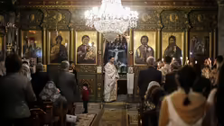 Pal&auml;stinensische griechisch-orthodoxe Gl&auml;ubige in einer Kirche in Gaza-Stadt / &copy; Mohammed Talatene (dpa)