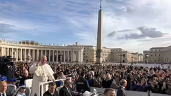 Papst auf dem Petersplatz  (DR)