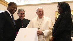 Papst Franziskus (2.v.r) spricht mit Jao Lourenco (l), Präsident von Angola, und seiner Ehefrau Ana Dias Lourenco (r) bei einer Privataudienz im Vatikan. / © Alberto Lingria/Reuters POOL/AP (dpa)