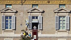 Papst Franziskus am 24.12.2017 beim Angelus-Gebet / © Tarantino (dpa)