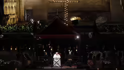 Papst Franziskus am Karfreitag vor dem Kolosseum  / &copy; Gregorio Borgia (dpa)