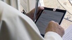 Papst Franziskus am Tablet / © Romano Siciliani (KNA)