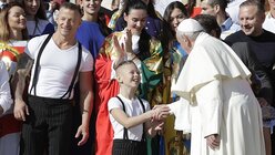 Papst Franziskus begrüßt Artisten bei Generalaudienz / © Andrew Medichini (dpa)
