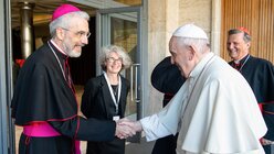 Papst Franziskus begrüßt Bischof Luis Marin de San Martin (l.), Untersekretär der Bischofssynode / © Vatican Media/Romano Siciliani (KNA)