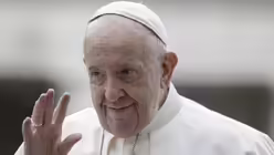 Papst Franziskus begrüßt die Gläubigen, als er zur wöchentlichen Generalaudienz auf dem Petersplatz ankommt / © Giuseppe Ciccia (dpa)