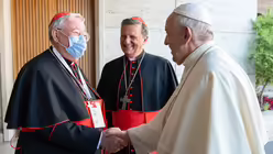 Papst Franziskus begrüßt Jean-Claude Hollerich (l), Präsident der Kommission der Bischofskonferenzen der Europäischen Gemeinschaft (COMECE) und Erzbischof von Luxemburg, vor der Eröffnung der Weltsynode / © Vatican Media/Romano Siciliani (KNA)