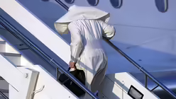 Papst Franziskus besteigt das Flugzeug / &copy; Gregorio Borgia (dpa)