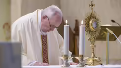 Papst Franziskus betet für die Verstorbenen der Corona-Pandemie während eines Gottesdienstes am 30. April 2020 in der Kapelle Santa Marta im Vatikan. / © Vatican Media/Romano Siciliani (KNA)