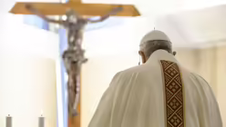 Papst Franziskus betet f&uuml;r die Verstorbenen der Corona-Pandemie w&auml;hrend eines Gottesdienstes am 30. April 2020 in der Kapelle Santa Marta im Vatikan. / &copy; Vatican Media/Romano Siciliani (KNA)