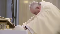 Papst Franziskus betet f&uuml;r die Verstorbenen der Corona-Pandemie w&auml;hrend eines Gottesdienstes am 30. April 2020 in der Kapelle Santa Marta im Vatikan. / &copy; Vatican Media/Romano Siciliani (KNA)