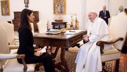 Papst Franziskus empfängt Virginia Raggi, Bürgermeisterin von Rom, am 8. Januar 2021 im Vatikan. / © Vatican Media/Romano Siciliani (KNA)