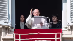 Papst Franziskus erhebt den Arm beim Angelus-Gebet / &copy; Vatican Media/Romano Siciliani (KNA)