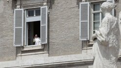 Papst Franziskus erteilt aus dem Fenster seines Ateliers im Apostolischen Palast seinen Segen / © Alessandra Tarantino (dpa)