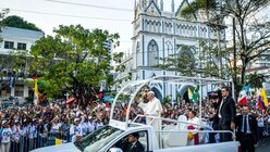 Papst Franziskus fährt mit dem Papamobil bei seiner Ankunft auf dem Weltjugendtag an jubelnden Jugendlichen entlang / © Cristian Gennari (KNA)