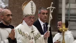 Papst Franziskus feiert in der Erzbasilika San Giovanni in Laterano eine Messe, flankiert von Gianluca Gauzzi Broccoletti (2.v.r), dem vatikanischen Sicherheitschef. / &copy; Gregorio Borgia/AP (dpa)