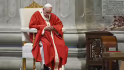 Papst Franziskus feiert die Palmsonntagsmesse im Petersdom hinter verschlossenen T&uuml;ren / &copy; Alberto Pizzoli (dpa)