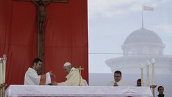 Papst Franziskus feiert eine Messe am Makedonija-Platz / ©  Alessandra Tarantino (dpa)