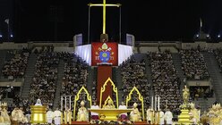 Papst Franziskus feiert eine Messe im Nationalstadion in Bangkok / ©  Gregorio Borgia (dpa)