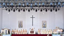 Papst Franziskus feiert eine Messe mit der Seligsprechung von sieben rumänischen Märtyrern. / © Vatican Media (KNA)