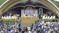 Papst Franziskus feiert eine Messe in Sumuleu Ciru / &copy; Andreea Alexandru (dpa)