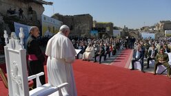 Papst Franziskus gedenkt in einer Zeremonie der Kriegsopfer in Mossul / © Vatican Media/Romano Siciliani (KNA)