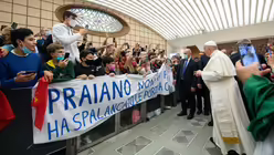 Papst Franziskus gr&uuml;&szlig;t die Menschen bei der Generalaudienz am 10. November 2021 im Vatikan. / &copy; Vatican Media/Romano Siciliani (KNA)