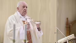 Papst Franziskus hebt den Kelch und die Hostienschale während eines Gottesdienstes am 30. April 2020 in der Kapelle Santa Marta im Vatikan. / © Vatican Media/Romano Siciliani (KNA)