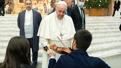 Papst Franziskus hört einem Violinenspieler zu während der Generalaudienz / © Vatican Media/Romano Siciliani (KNA)