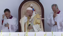 Papst Franziskus im Gebet bei der Abschlussmesse des Internationalen Eucharistischen Kongresses in Budapest. / &copy; Laszlo Balogh/AP (dpa)