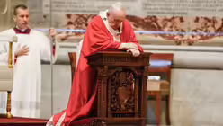 Papst Franziskus kniet zum Gebet am 5. April 2020 an Palmsonntag / &copy; Paul Haring (KNA)