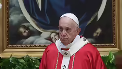 Papst Franziskus kommt zu einer heilige Messe in Erinnerung an die verstorbenen Kardin&auml;le und Bisch&ouml;fe in die Peterskirche. / &copy; Evandro Inetti/ZUMA Wire (dpa)