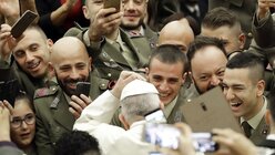 Papst Franziskus kommt zu seiner wöchentlichen Generalaudienz  / © Andrew Medichini (dpa)