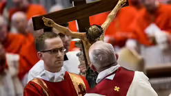 Papst Franziskus k&uuml;sst ein gro&szlig;es Kruzifix w&auml;hrend des Gottesdienstes an Karfreitag / &copy; Cristian Gennari (KNA)