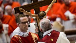 Papst Franziskus küsst ein großes Kruzifix während des Gottesdienstes an Karfreitag / © Cristian Gennari (KNA)