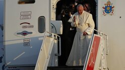 Papst Franziskus kurz vor dem Abflug / © Rebecca Blackwell (dpa)