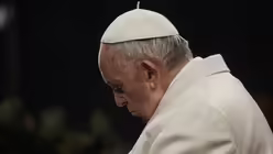 Papst Franziskus leitet die Kreuzwegsprozession am Kolosseum / © Gregorio Borgia (dpa)