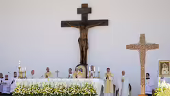 Papst Franziskus (M) zelebriert die Abschlussmesse zum 52. internationalen Eucharistischen Kongress vor tausenden Menschen auf dem Heldenplatz. / &copy; Gregorio Borgia/AP (dpa)