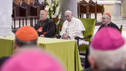 Papst Franziskus  mit Bischöfen in der Basilika San Nicola in Bari / © Cristian Gennari (KNA)