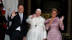 Papst Franziskus mit dem Präsidenten von Panama, Juan Carlos Varela und seiner Frau Lorena Castillo / © Rebecca Blackwell (dpa)